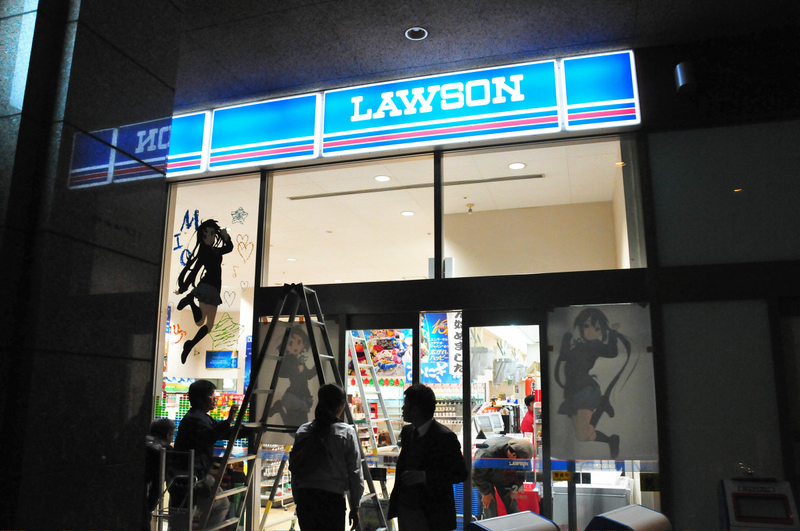 Illustration for article titled Watch Men Turn a Convenience Store into a Schoolgirl Anime Mecca